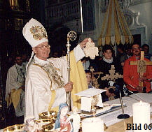 Pilgerbischof Karl Flgel segnet die Andachtsgegenstnde